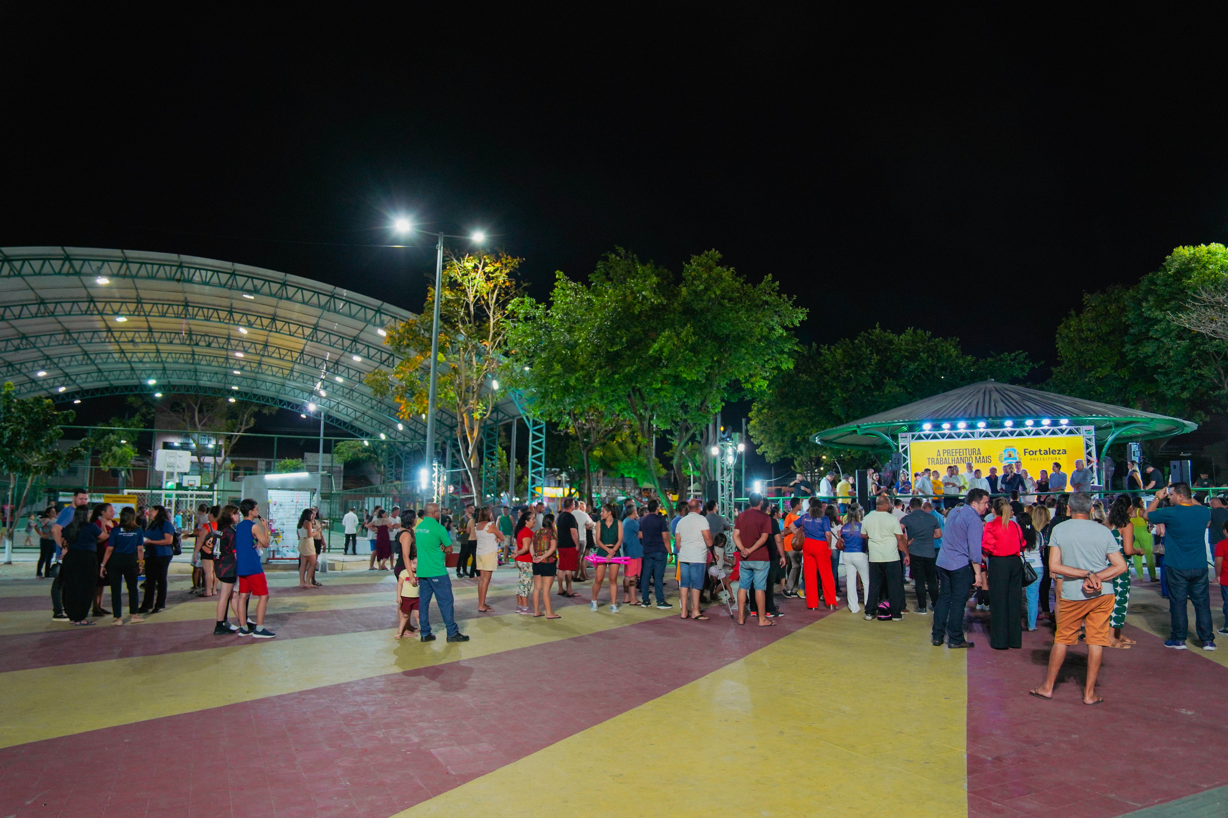 foto aberta da praça Praça Governador César Cals